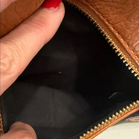 Elegant Black Vegan Leather tote strong magnetic closure - Picture 7 of 14